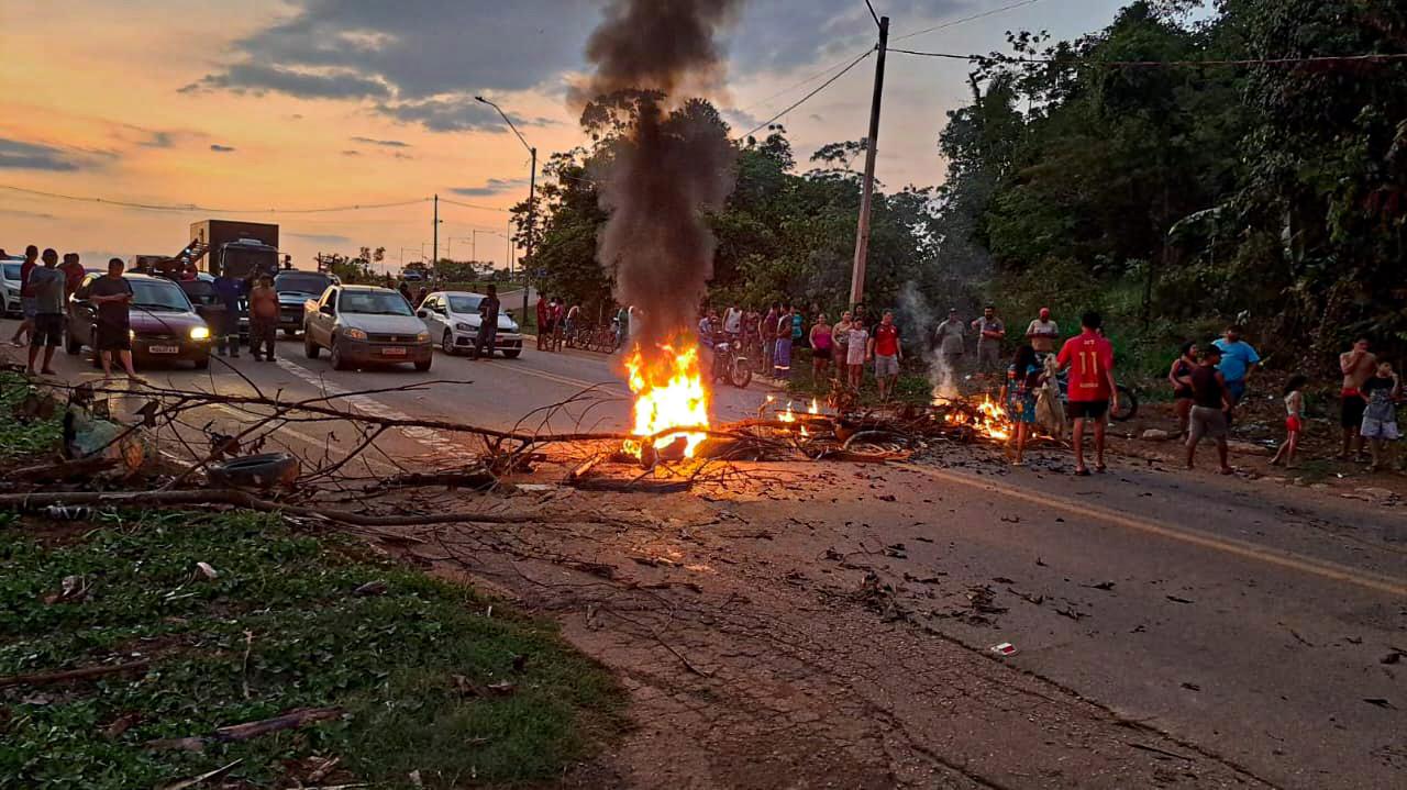 Protesto na BR-319: Moradores da Vila DNIT Bloqueiam Estrada por Falta de Energia