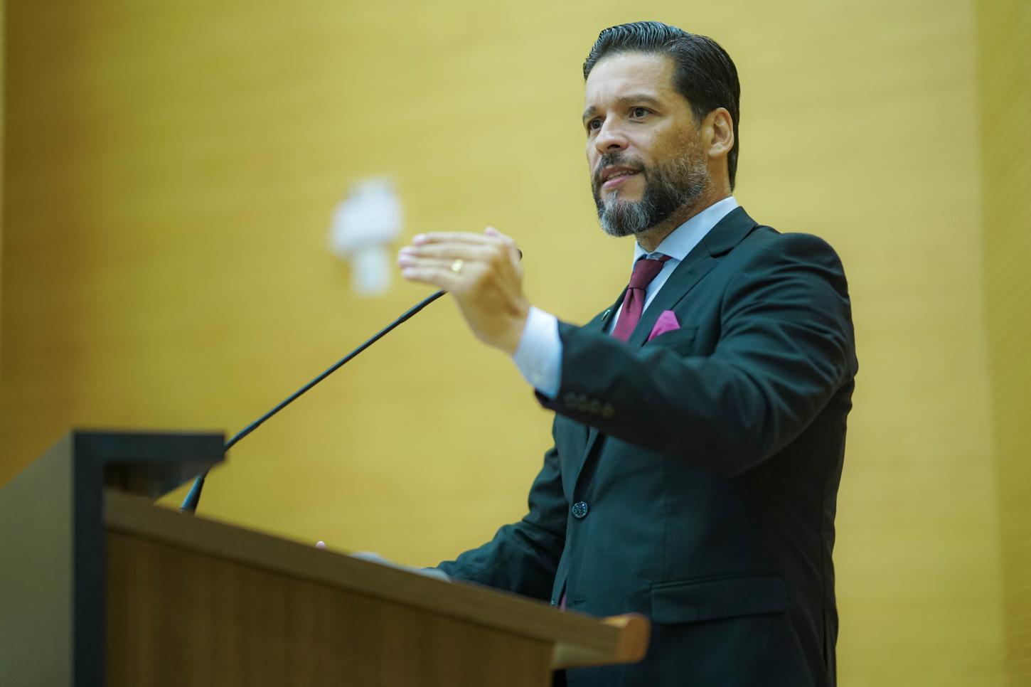 RODRIGO CAMARGO: Deputado propõe PL para que gestantes surdas tenham direito a interprete de libras