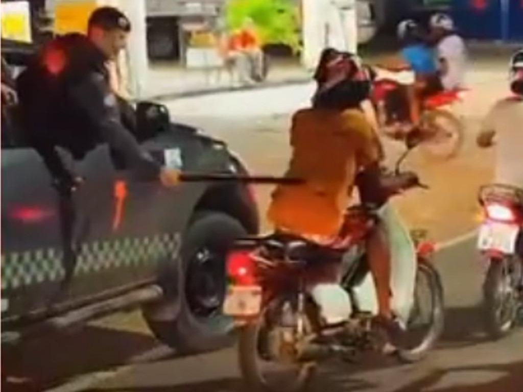 CERTOS OU ERRADOS ? POLICIAIS SÃO AFASTADOS APÓS AGREDIREM MOTOQUEIRO EM UMA CARREATA DE NATAL