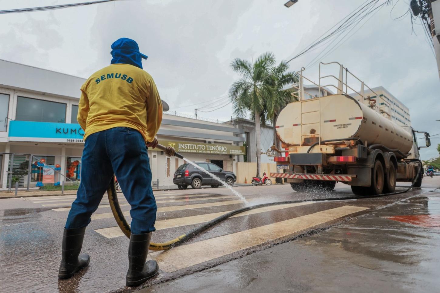 Ação da Prefeitura reforça limpeza de avenidas após passagem de blocos e trios elétricos