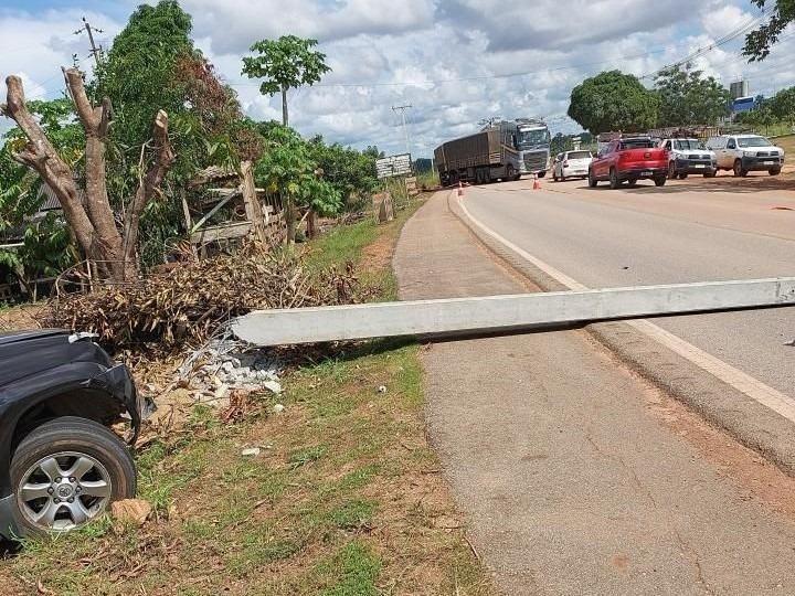 CAMINHONETE DEIXADA PARA TRÁS: MOTORISTA SOME APÓS BATER EM POSTE NA ESTRADA DA PENAL