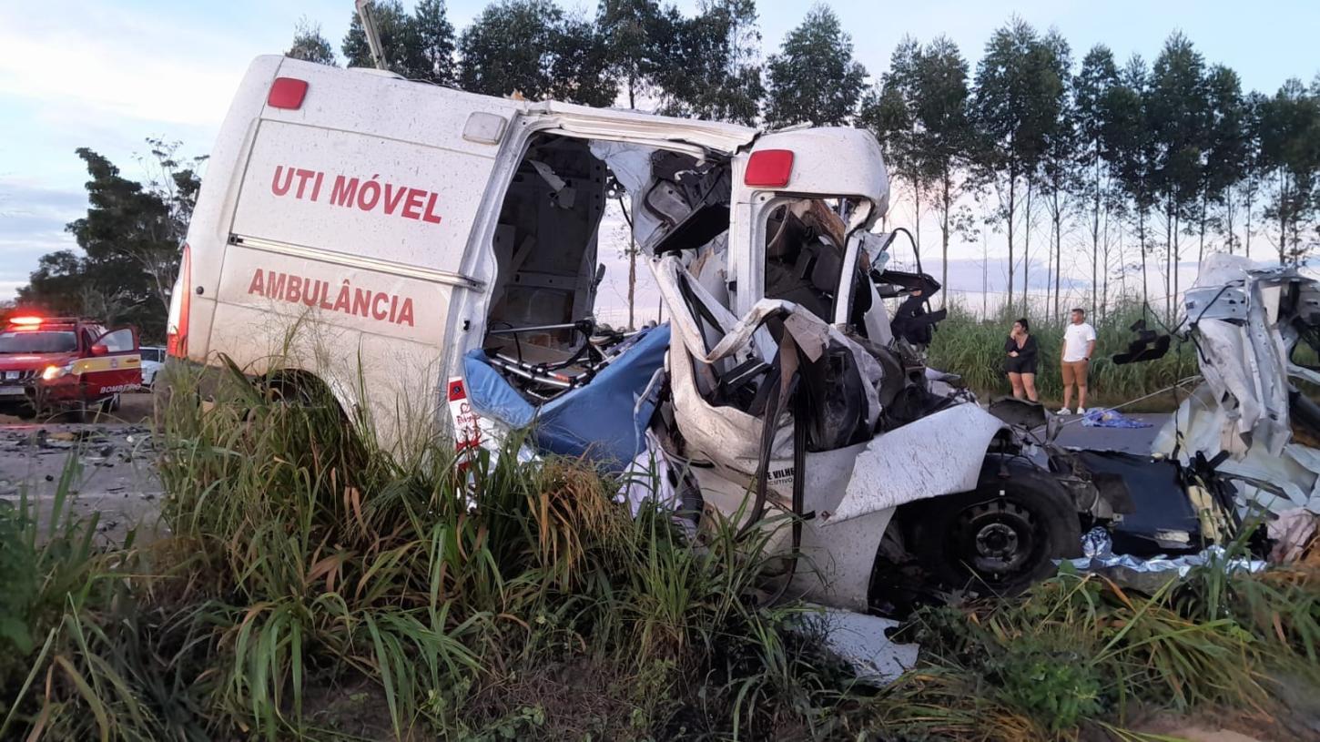 TRAGÉDIA NA BR-364: COLISÃO FATAL ENTRE AMBULÂNCIA E CARRETA DEIXA QUATRO MORTOS