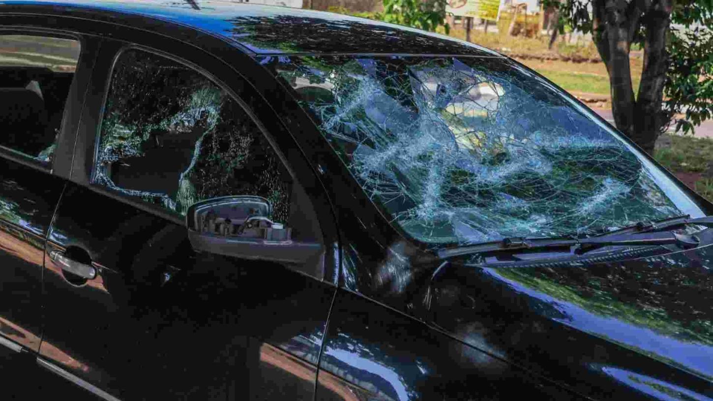 EXPLODE O CIÚME: HOMEM INVADE MOTEL E DESTRÓI CARRO DA EX COMPANHEIRA