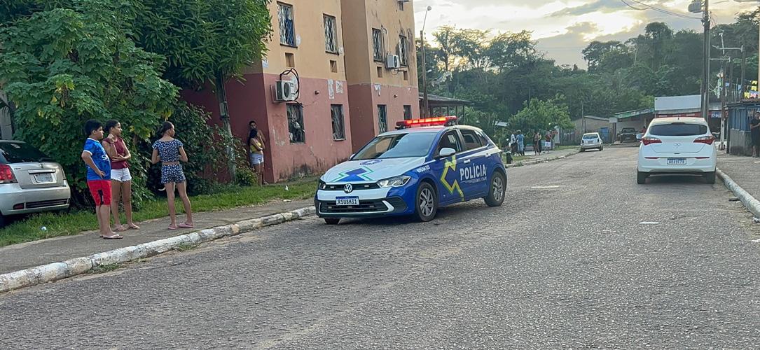 CRIMINOSOS ATIRAM EM CONDOMÍNIO E GRAVAM VÍDEO COM AMEAÇA DO CV