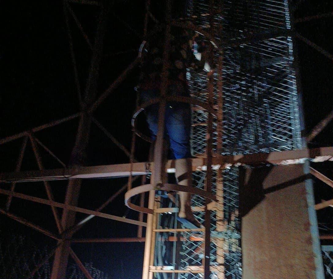 SUBIU EM TORRE DE 50 METROS PARA FURTAR CABOS E TERMINOU ATRÁS DAS GRADES
