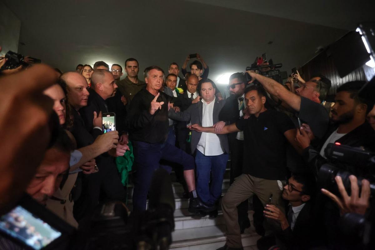 BOLSONARO REBATE MORAES E NEGA VIOLAÇÃO