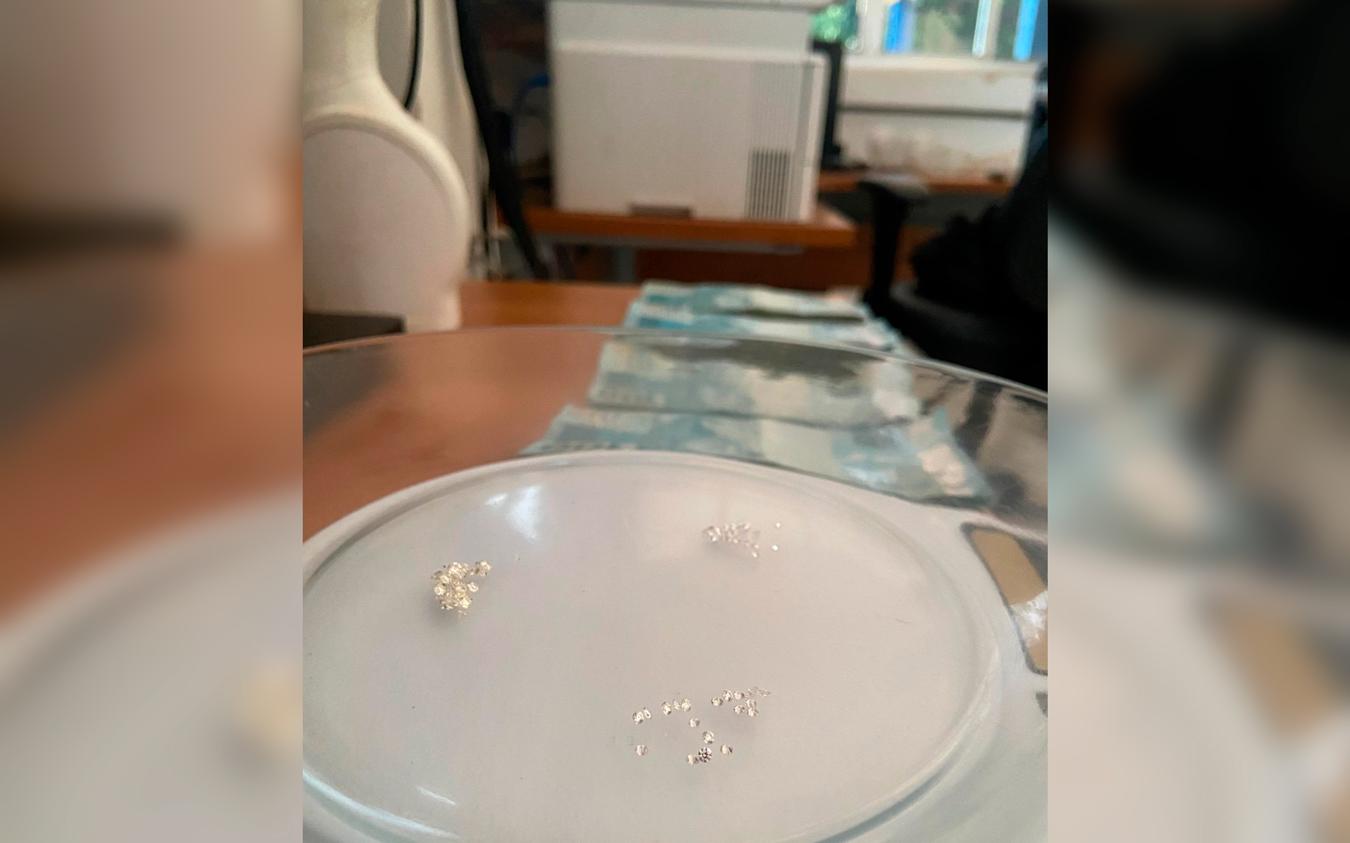 TESOURO NA ESTRADA: HOMEM PRESO COM 76 DIAMANTES
