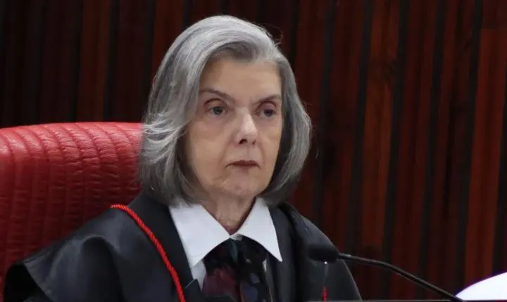 Cármen Lúcia critica falta de espaços de poder para mulheres 