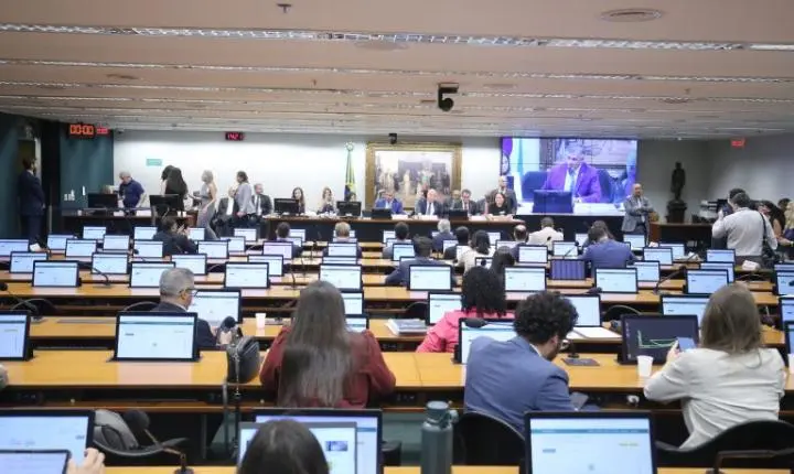 Deputados do governo e da oposição divergem sobre a redução da jornada de trabalho