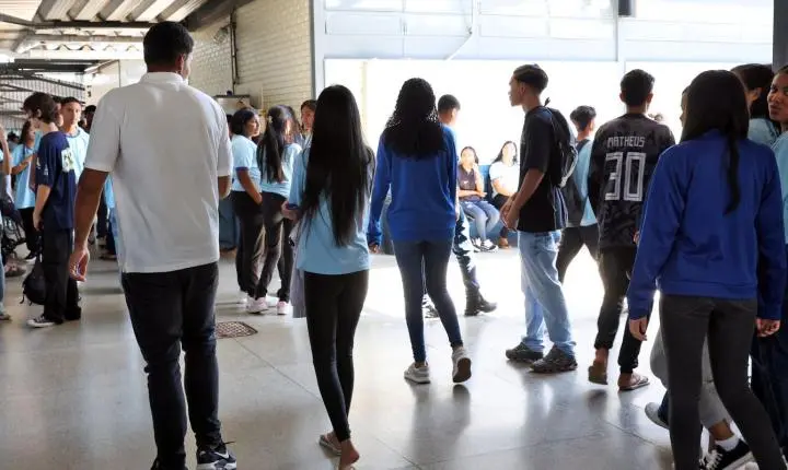 Pé-de-Meia: MEC paga incentivo para nascidos em novembro e dezembro